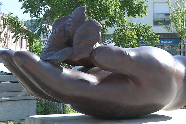 "Hommage" oeuvre de l'artiste espagnol José Séguiri installée place Salvador Allende au Pont-de-Claix