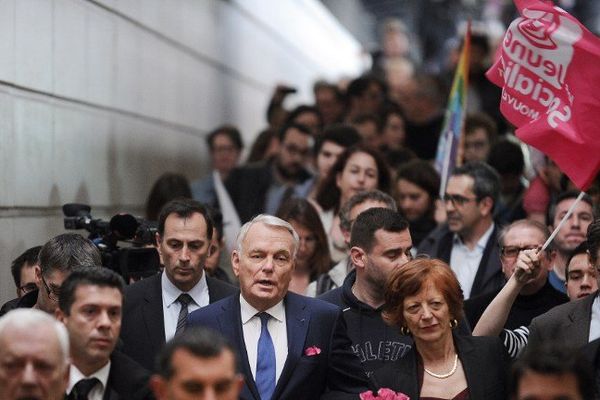 Jean-Marc et Brigitte Ayrault lors de leur retour à Nantes après la nomination de Manuel Valls à Matignon.