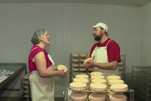 Anne-Marie et Florent Campello dans leur cave d'affinage