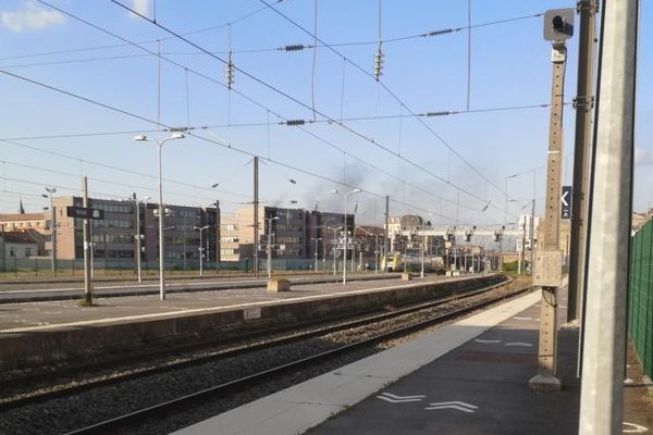 Un important panache de fumée émanant de l'avenue de Laon, visible de la gare centrale de Reims, le samedi 30 avril 2022, en fin de journée.