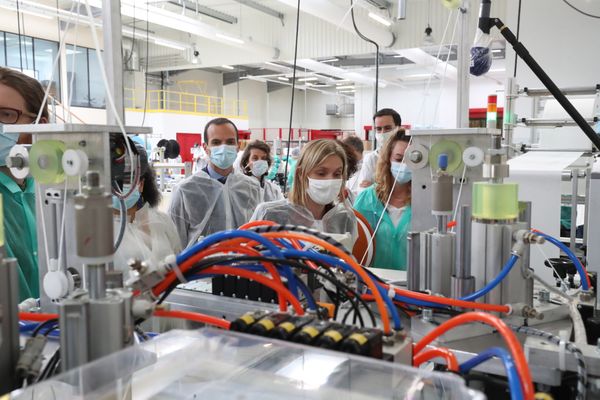 Agnes Pannier-Runacher secrétaire d'Etat auprès du ministre de l'économie en visite dans la société bio-serenity qui fabrique des masques sanitaires dans l'Aube. 