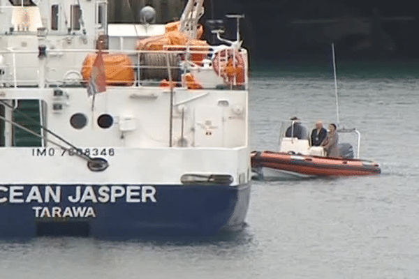 Des enquêteurs de la gendarmerie maritime inspectant la coque du cargo Ocean Jasper, soupçonné d'être entré en collision avec le Sokalique un caseyeur de Morlaix entraînant la mort d'un marin-pêcheur. 18/08/2007