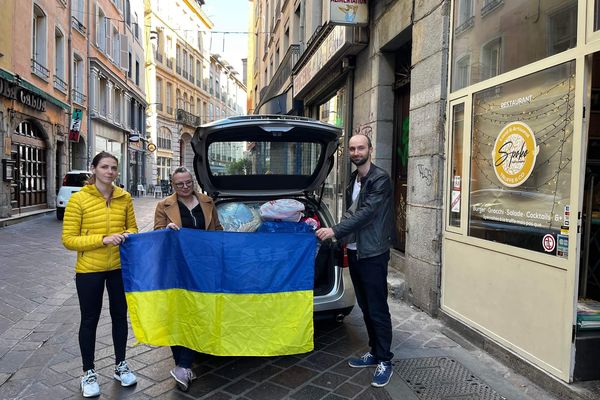 Aleksandra Czerniecka, expatriée polonaise à Grenoble, se mobilise avec d'autres habitants pour collecter des denrées alimentaires et des biens de premier secours à envoyer en Ukraine.