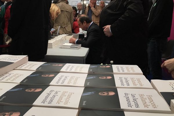 C'est l'ancien président François Hollande qui a connu la plus forte affluence sur son stand ce dimanche 29 avril 2018