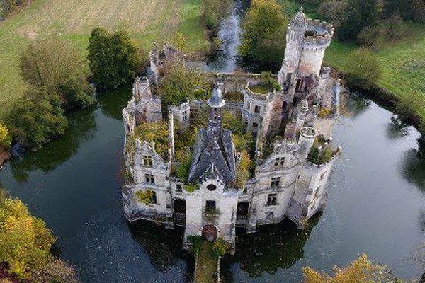 Le château de la Mothe-Chandeniers a désormais quelque 25 000 co-propriétaires dans le monde entier. 