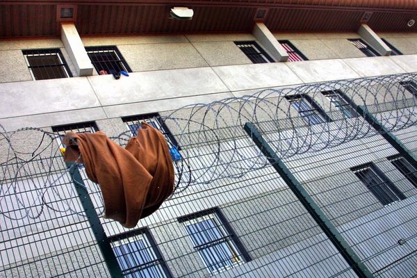 La prison de Seysses à une vingtaine de kilomètres au sud de Toulouse (Haute-Garonne) a "un taux d'occupation de 186%" avec 898 détenus pour 482 places dans le quartier des hommes.