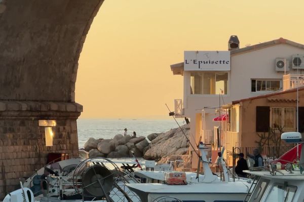 Idéalement située depuis plus de 80 ans à l'entrée du Vallon des Auffes, face à la mer, L'Epuisette est une institution à Marseille.