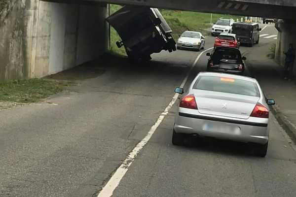 L'an dernier, cette photo avait fait beaucoup rire sur les réseaux sociaux, sauf que ce type d'accident arrive beaucoup trop souvent au niveau du pont de la Fonderie à Mulhouse