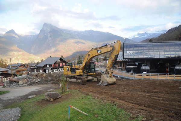 Le chemin de l'Arête, près de la la gare de télécabines