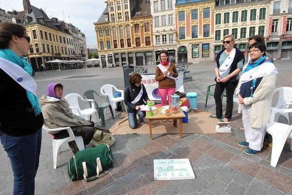 Les "mères veilleuses" se sont installées dimanche matin sur la Grand-Place de Lille.