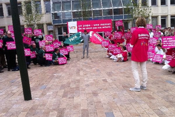 Les militants d'Alliance Vita place de Gaulle à Orléans (Loiret)