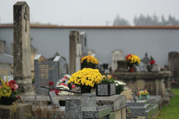 Sept tombes ont été dégradées, en septembre 2024, dans le cimetière de Blagnac (Haute-Garonne).