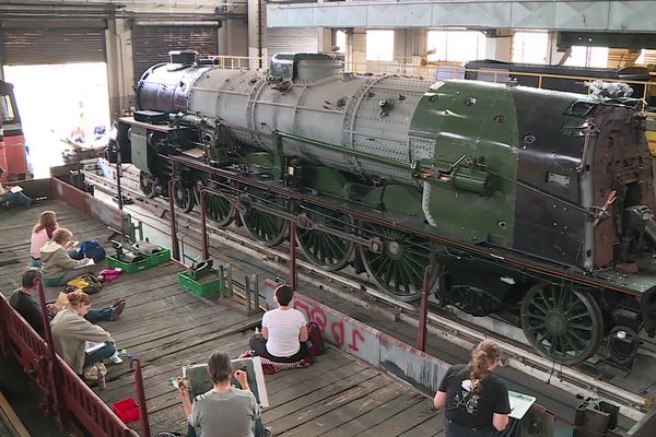 Des mordus de dessin étaient invités à croquer librement une vieille locomotive à vapeur que des bénévoles passionnés remettent en état depuis 15 ans maintenant.