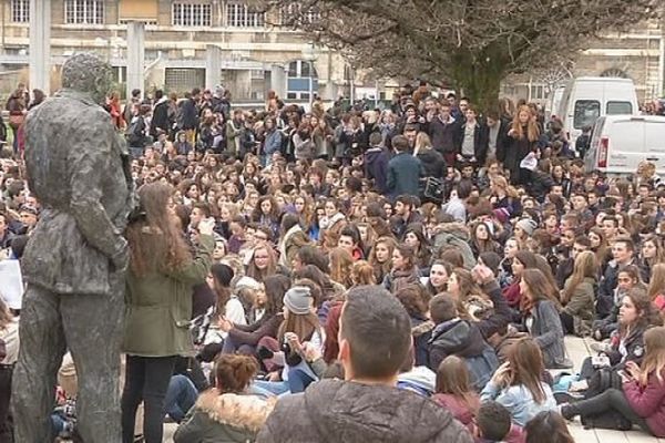 A Besançon, l'esplanade des droits de l'homme et des centaines de jeunes pour rendre hommage aux 12 victimes