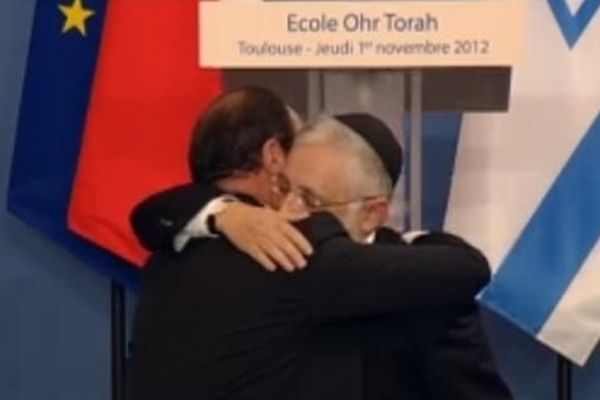 Yaacov Monsonego donne l'accolade à François Hollande à l'issue de son discours