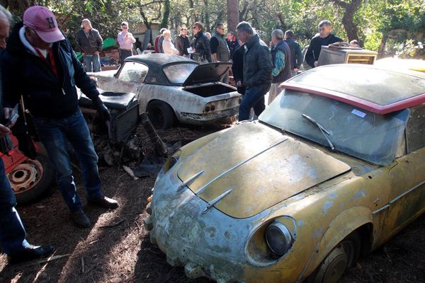 Le mécanicien des stars avait accumulé une collection impressionnante de voiure dans son jardin  