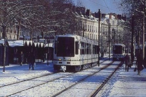 Il y a 30 ans les nantais faisaient connaissance avec le premier tramway moderne français, depuis le succès ne s'est jamais démenti
