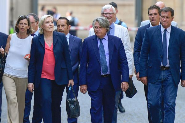 Paris - les 8 députés FN, dont 3 du Languedoc-Roussillon, en marche vers l'Assemblée nationale - 21 juin 2017.