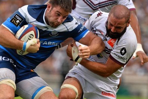 Le néo-zélandais de Bègles Clarkin aux prises avec l'écossais de Castres johnnie Beattie