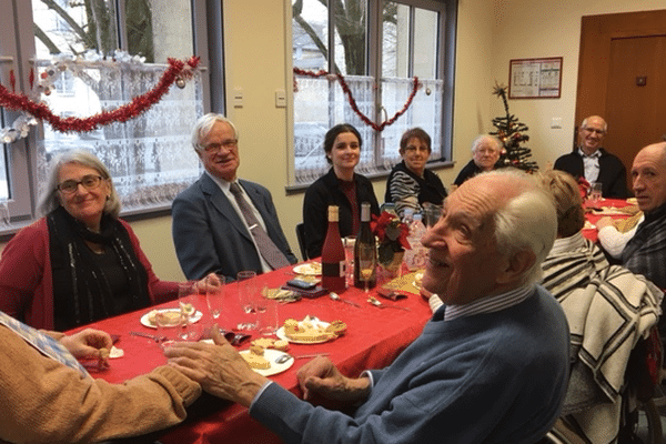 Les bénévoles et personnes aidées par l'association réunies ce midi à l'occasion de Noël. 