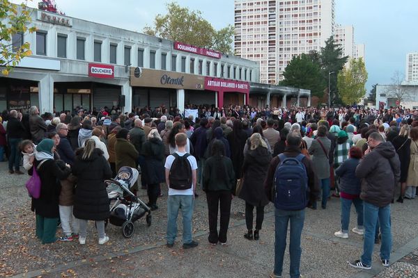 Ce samedi 9 novembre, un rassemblement a eu lieu dans le quartier des Couronneries à Poitiers, pour rendre hommage à Anis, un jeune homme de 15 ans, tué lors d'une fusillade le 31 octobre dernier.