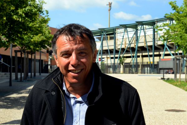 Mohamed Tria devant le Stade de Balmont (9ème arrondissement de Lyon)