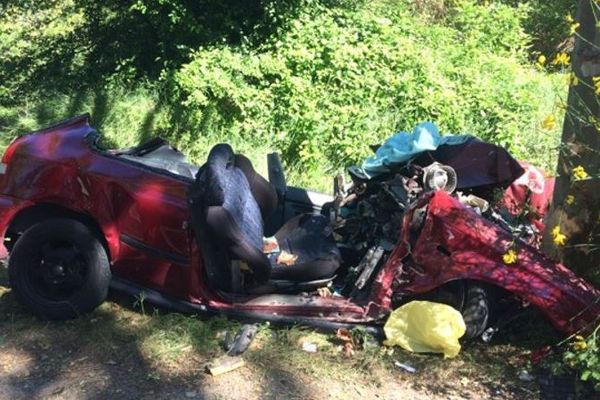 La voiture a percuté un arbre.