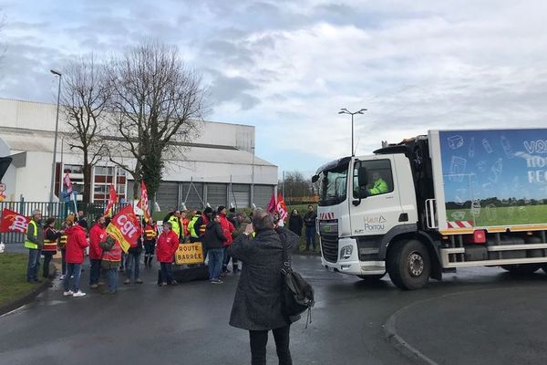 L'incinérateur de St-Eloi à Poitiers bloqué par des manifestants contre la réforme des retraites.