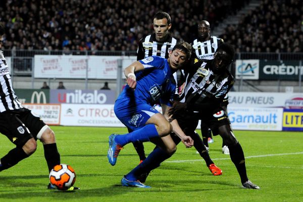 A la sixième minute, c'est l'attaquant argentin Emiliano Sala qui a ouvert le score pour Niort.