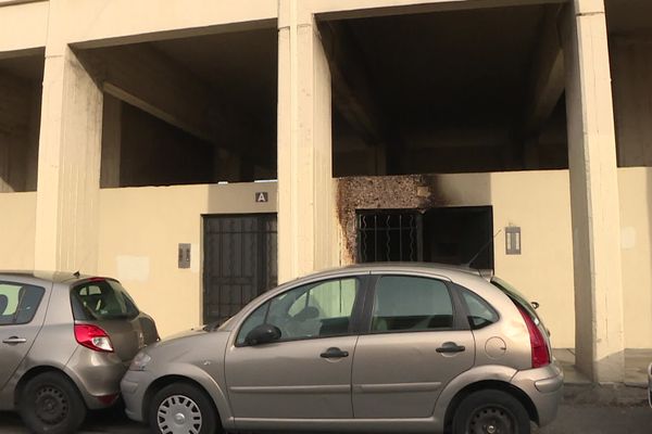 Le hall d'entrée de cet immeuble a été incendié à 14 reprises depuis fin novembre.