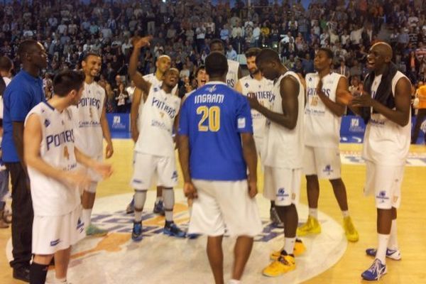 Les basketteurs du PB86 après leur victoire en demi-finale.