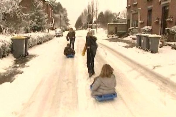 Des enfants jouent avec des luges à Boussières-sur-Sambre