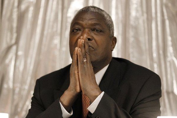 Paris - Kofi Yamgnane en conférence de presse après la décision de la cour constitutionnelle du Togo de rejeter sa candidature aux élections présidentielles en février 2010. 