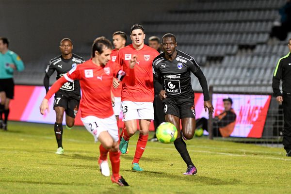 Niort s'incline 3 à 0 face à Nîmes au stade des Costières, pour la 24ème journée de Ligue 2.