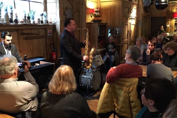 Tout le massif du Sancy vibre avec les bonnes ondes de swing du Jazz Sancy Snow. Jusqu'au 16 février, les meilleurs artistes New Orleans, swing et be-bop investissent salles et brasseries du Mont-Dore et d'autres communes du massif.