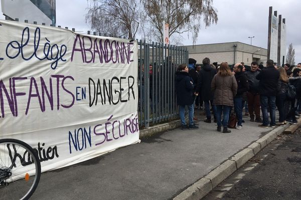 Parents et enseignants s'inquiètent de la sécurisation du chantier de rénovation du collège Louisa Paulin. 