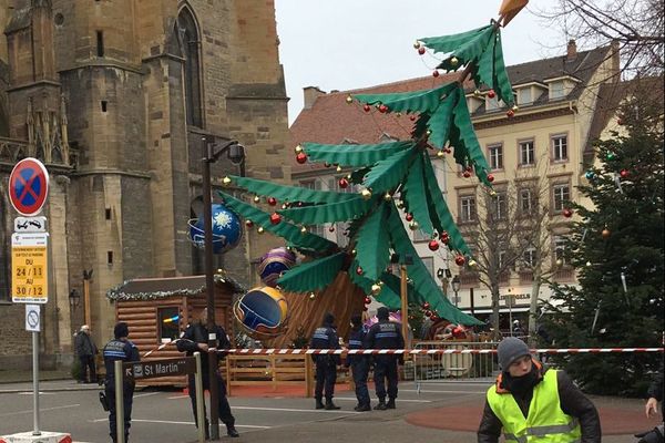  Le manège en forme de sapin de Noël, place de la cathédrale ce vendredi 29 décembre.