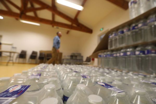 A titre préventif, des packs d'eau sont distribués dans 6 communes près d'Issoire, dans le Puy-de-Dôme. (Photo d'illustration)