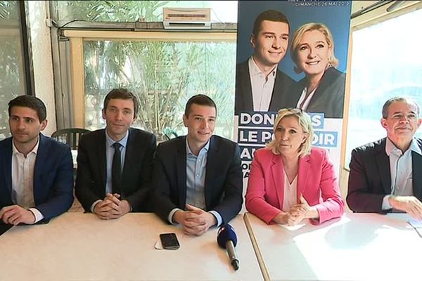 Marine Le Pen entourée du conseiller régional d'Occitanie, Julien Leonardelli, du maire de Beaucaire, Julien Sanchez, de la tête de liste du Rassemblement National aux élections européennes de 2019, Jordan Bardella et de l'ancien élu "Les Républicains" Thierry Mariani.