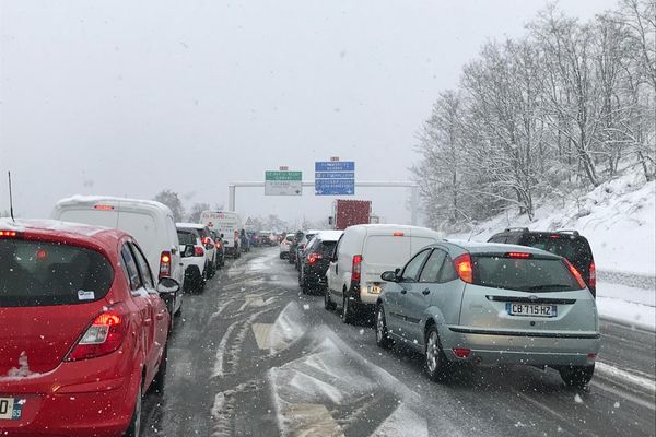 Dans la Loire, la neige complique les déplacements. Ce samedi matin, 2 avril 2022, de nouvelles chutes de neige sont venues compliquer la situation. Comme ici, à l'approche de Saint-Etienne, à la jonction entre la RN 88 et l'A72, en direction de Firminy.