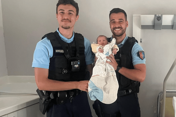 Après un banal contrôle routier pour excès de vitesse, les gendarmes du Lot ont accompagné un couple dont la femme était en train d'accoucher jusqu'à l'hôpital de Cahors. La petite Deva est née dans l'après-midi.