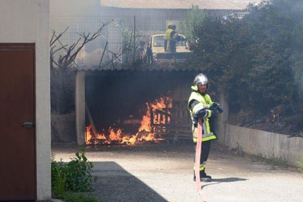 Le feu a pris dans un pré et s'est propagé vers la zone d'activité.