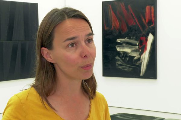 Pauline Hélou de La Grandière venue inspecter les toiles de Pierre Soulages exposées au musée Fabre de Montpellier - 11 mai 2023.