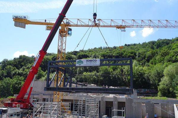 La charpente métallique de plus de 50 tonnes de la future école de musique, danse et théâtre de Royat a été installée. 