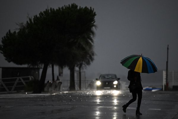 La tempête Ciaran menace les côtes bretonnes tandis que le littoral des Bouches-du-Rhône aux Alpes Maritimes est placé en vigilance orange par Météo France.