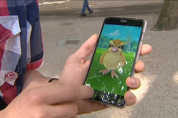 La chasse aux Pokémon Go dans les rues de Besançon (Doubs)