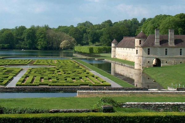 Le Château de Villarceaux est situé dans le Vexin Français (95), à 65km de Paris.