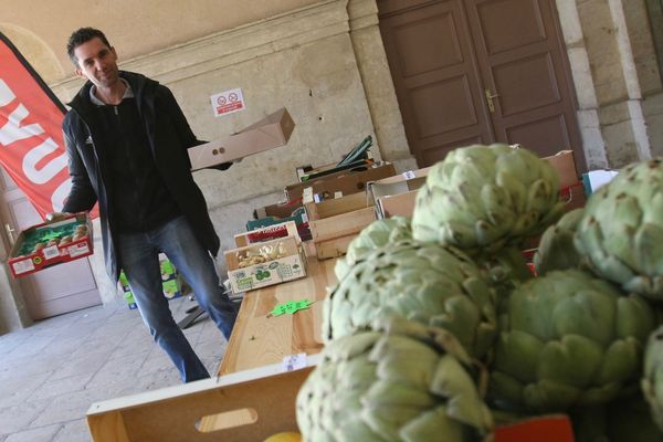 Le gérant de l'épicerie de Gorze, en Moselle, a modifié sa terrasse pour la transformer en petit marché. 