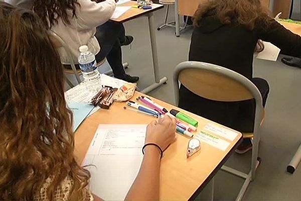 Mercredi matin, au lycée Chanzy à Charleville-Mézières, avant la distribution des copies.