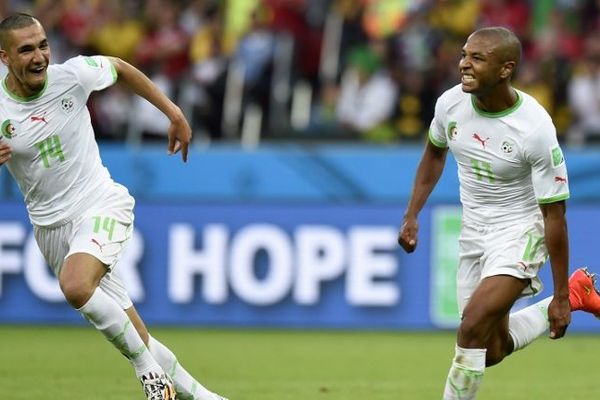 Le milieu offensif de l'Algérie, Yacine Brahimi (à droite), célébrant son but lors de la victoire 4 à 2 de son équipe sur la Corée du Sud, à l'occasion de la 2ème journée de la coupe du monde de football au Brésil (22/06/14)